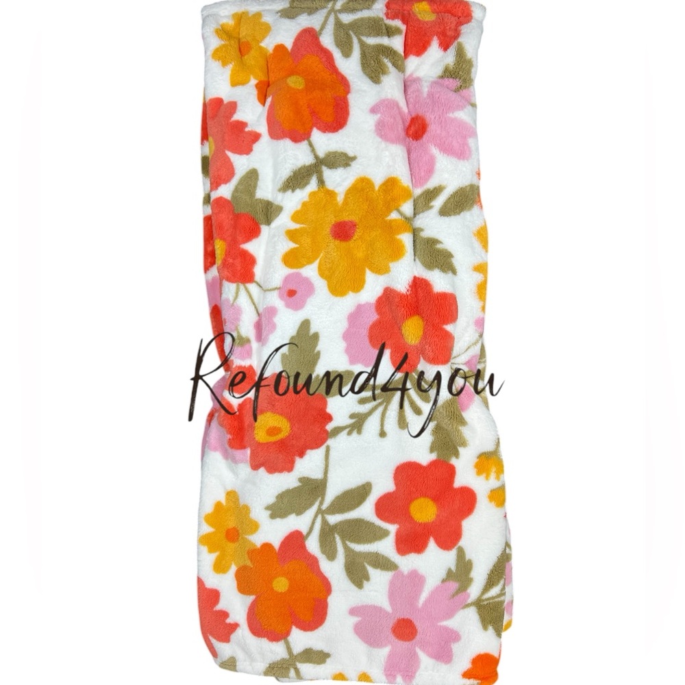 In Full Bloom - ‘Floral Bouquet’ Oversized plush throw. 60” x 70”. NWT. - Picture 2 of 3